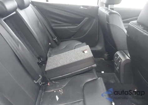 2008 Volkswagen Passat Komfort z USA, uszkodzony, nr VIN WVWAK73C58P042907